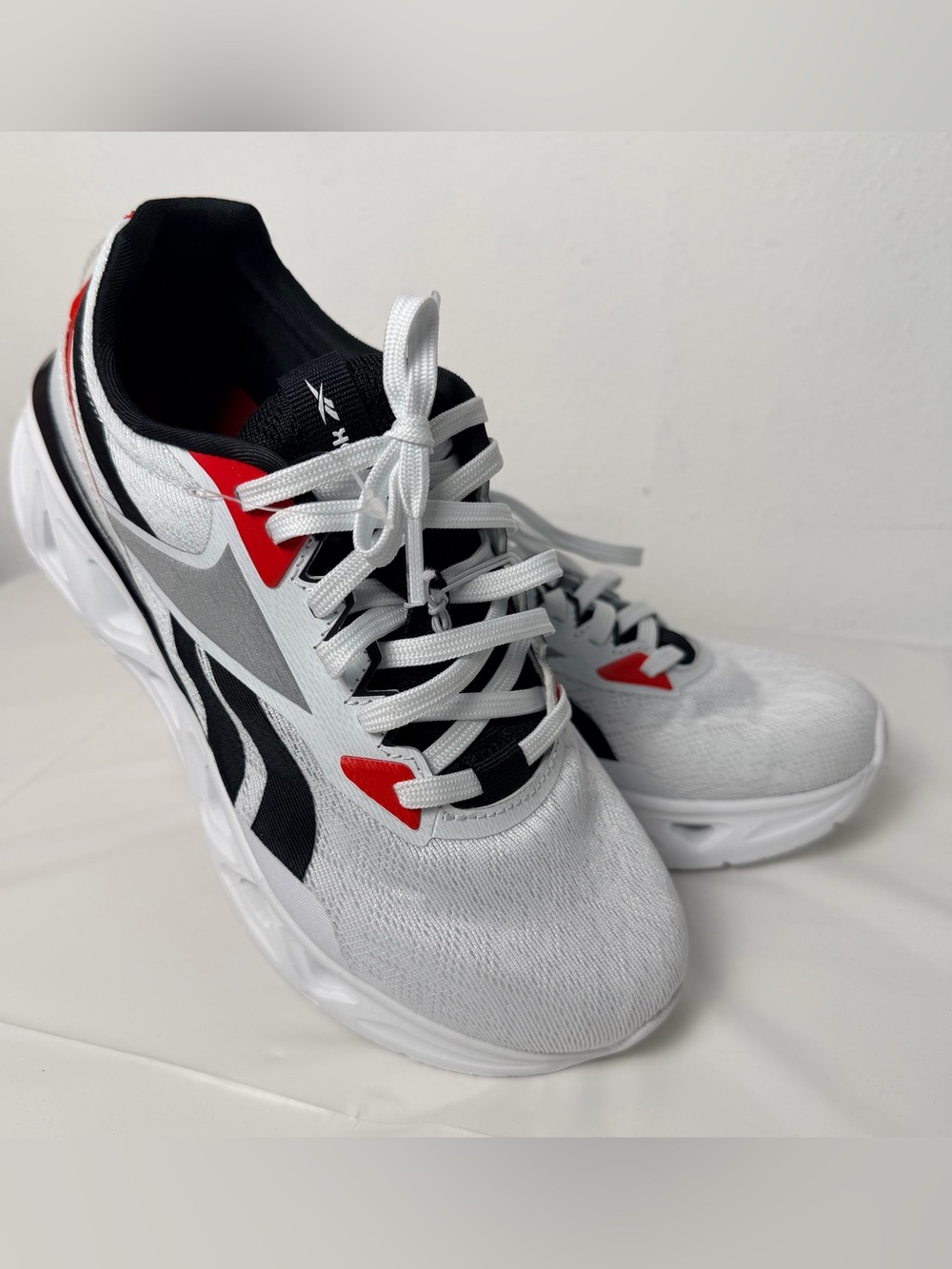 Reebok kids White Black Red Running Shoes size 4 - Picture 2 of 8